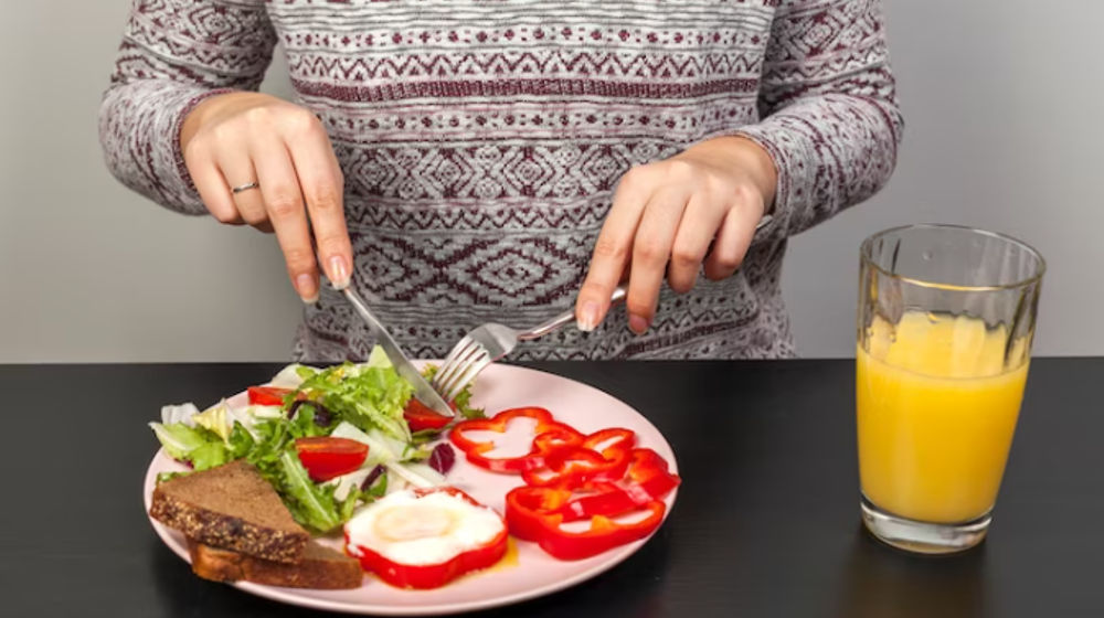 Konsumsi makanan bernutrisi.