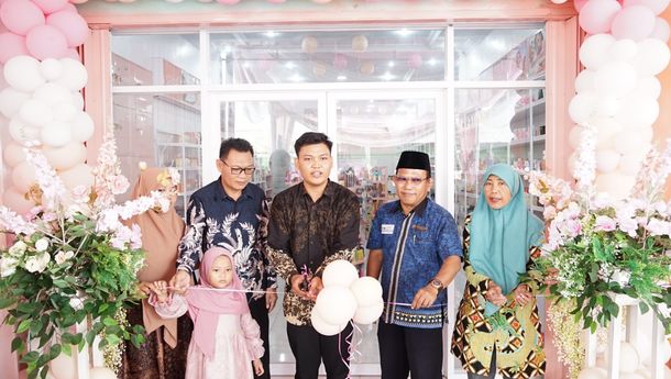 Mahasiswa Prodi Bisnis Digital Darmajaya Grand Opening Outlet di Karanganyar