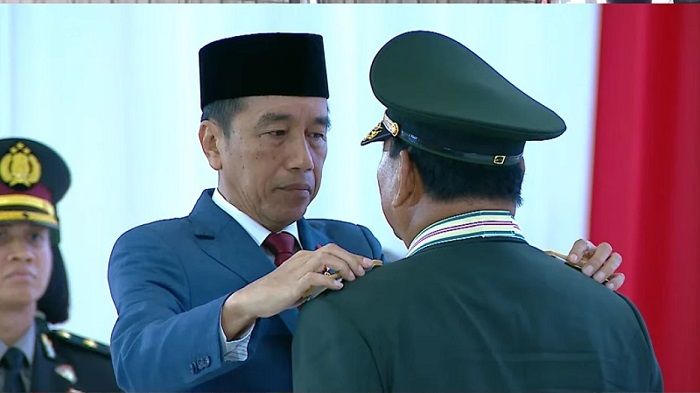 Presiden Jokowi memberikan gelar jenderal kehormatan kepada Menhan Prabowo (Kemhan)