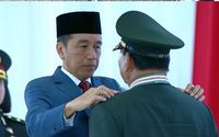 Presiden Jokowi memberikan gelar jenderal kehormatan kepada Menhan Prabowo