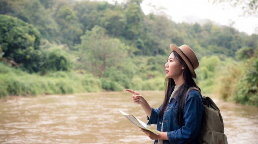 Ilustrasi wanita travelling sendirian.