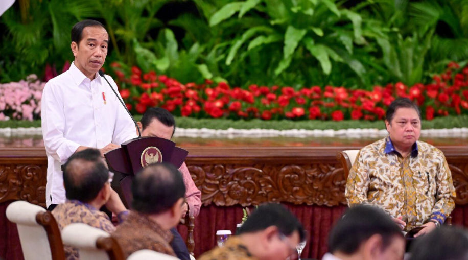 Presiden Joko Widodo menekankan sejumlah poin dalam Sidang Kabinet Paripurna (SKP) bersama para jajarannya yang digelar di Istana Negara, Jakarta, pada Senin, 26 Februari 2024. (Foto: BPMI Setpres/Muchlis Jr.)
