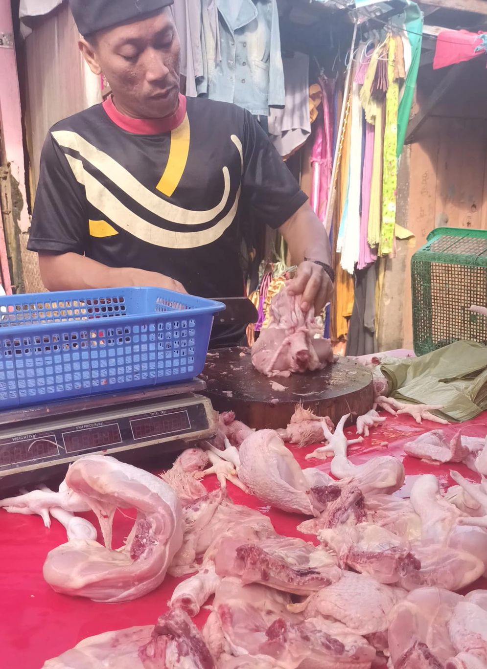 Seorang pedagang ayam potong di Pasar 26 Ilir Palembang sedang melayani pembeli