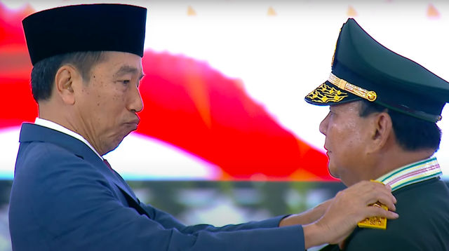 Presiden Jokowi mencopot pangkat letjen Menhan Prabowo untuk diganti dengan pangkat jenderal, Rabu 28 Februari 2024 di Mabes TNI Cilangkap. ( YouTube/KEmhanRI)