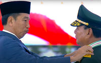 Presiden Jokowi mencopot pangkat letjen Menhan Prabowo untuk diganti dengan pangkat jenderal, Rabu 28 Februari 2024 di Mabes TNI Cilangkap. ( YouTube/KEmhanRI)