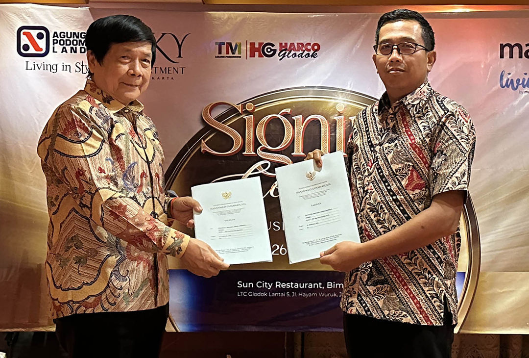 CEO the Sky Apartment Jakarta dan Harco Glodok Johan Gito (kiri) bersama Senior Vice President Bank Mandiri I Gede Raka Arimbawa (kanan) melakukan penandatanganan perjanjian kerja sama antara PT Bank Mandiri dan PT Wahana Sentra Sejati, selaku pengembang Harco Glodok dan the Sky Apartment Jakarta, yang juga merupakan bagian dari Agung Podomoro Land.  Foto : Panji Asmoro/TrenAsia