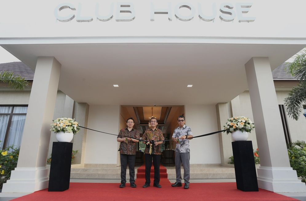 Grand Opening Club House Kedua Kota Podomoro Tenjo  Chief Marketing Officer Kota Podomoro Tenjo Zaldy Wihardja (kiri), Kepala Proyek Kota Podomoro Tenjo Mansyur Wahab (tengah), dan Chief Operating Officer Inner City Management Krisdiarto Adi Pranoto (kanan) meresmikan Club House Cluster Deluxe di kawasan Kota Podomoro Tenjo pada Rabu (28/2/2024). Fasilitas eksklusif ini merupakan clubhouse kedua yang dibangun oleh Kota Podomoro Tenjo sebagai wujud komitmen pengembang dalam menghadirkan hunian yang mengutamakan kualitas, dan kenyamanan konsumen.