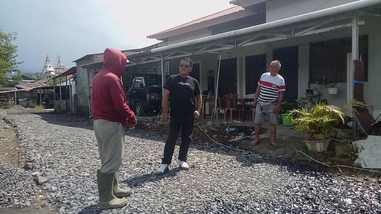 Lucky Datau (tengah) meninjau pebuatan jalan di Lingkungan 9, Rarotana Weru, Kecamatan Wanea yang diperjuangkannya hingga terealisasi. (Foto:Mike)