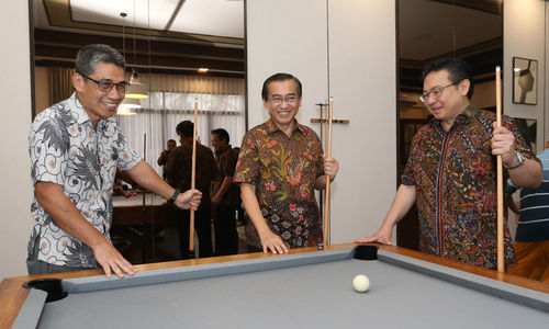 Chief Marketing Officer Kota Podomoro Tenjo Zaldy Wihardja (kanan), Kepala Proyek Kota Podomoro Tenjo Mansyur Wahab (tengah), dan Chief Operating Officer Inner City Management Krisdiarto Adi Pranoto (kiri), mencoba salah satu fasilitas yang ada di Deluxe Club House Kota Podomoro Tenjo, 28 Februari 2024. Foto : Panji Asmoro/TrenAsia