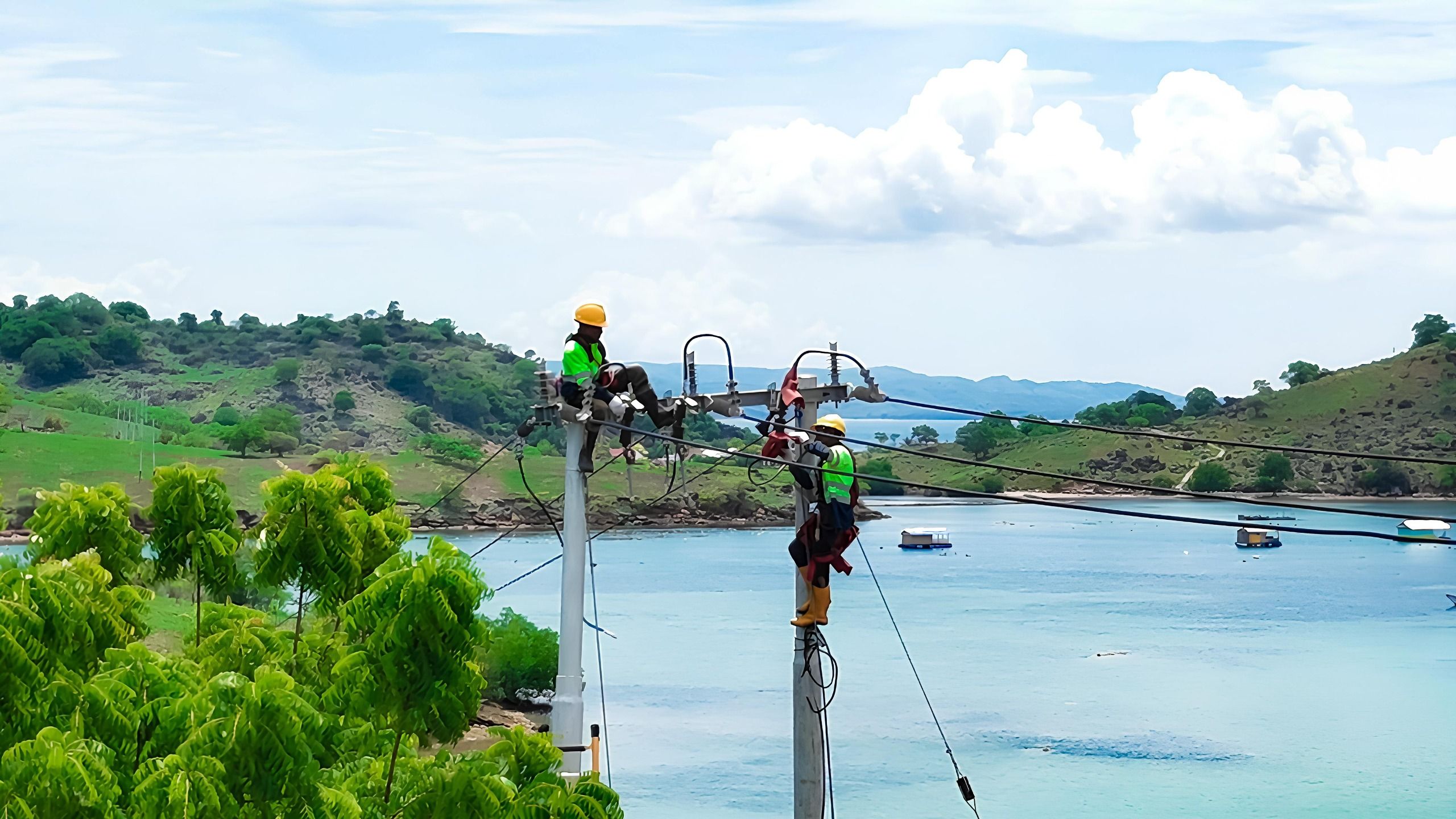 Petugas PLN melakukan pembangunan jaringan listrik yang menghubungkan kelistrikan daerah terpencil Bajo Pulau di Bima, NTB dengan sistem kelistrikan Pulau Sumbawa.
