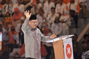 Wakil Presiden Republik Indonesia ke-10 dan 12 Muhammad Jusuf Kalla menghadiri Puncak Milad PKS ke-21 yang diadakan di Istora Senayan, Jakarta