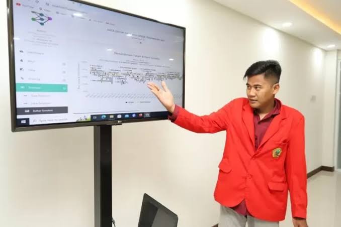Ahmad Atsnal Fikri menjelaskan tentang inovasi prakiraan cuaca yang dibuatnya.