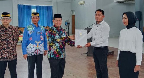 Sekda PPU Tohar Serahkan SK PPPK ke 302 Orang