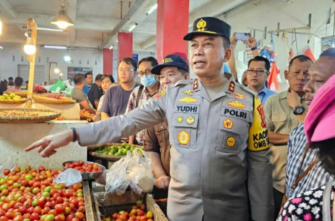 Kapolda Sulut Irjen Pol Yudhiawan saat turun memantau harga kebutuhan bahan pokok di Pasar Bersehati Manado. (Foto:Istimewa)