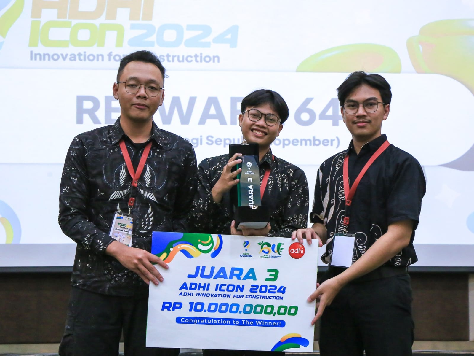 Tim Reswara 64 dari ITS usai menerima penghargaan ADHI Innovation for Construction 2024 di kantor pusat PT Adhi Karya (Persero) Tbk, Jakarta Barat.