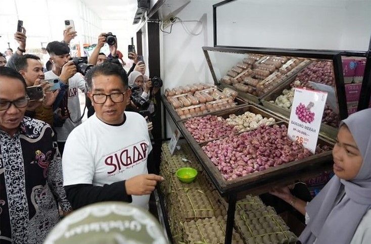 Pj Gubernur Kaltim Akmal Malik meresmikan Kios Penyeimbang ‘SIGAP’ di lantai 2 Pasar Segiri, Kota Samarinda, Minggu (3/3/2024).  