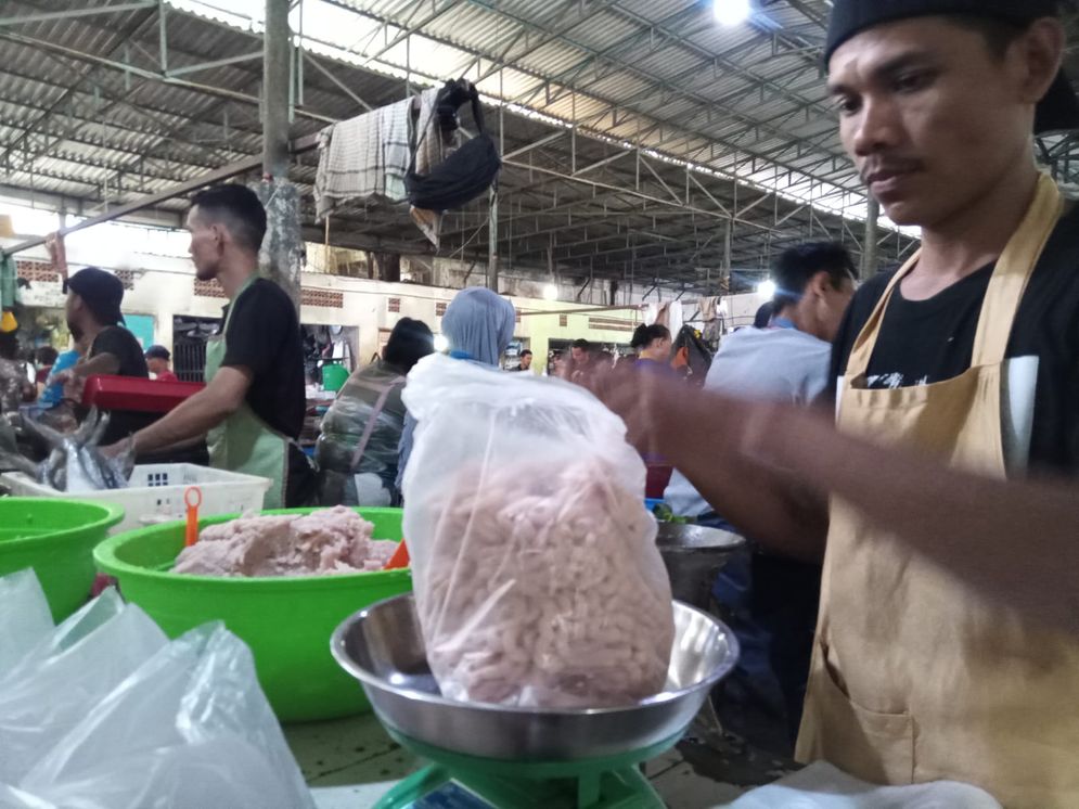Jum pedagang ikan giling tenggiri di Pasar Temenggungg Palembang menjual setidaknya 500 kilogram per hari