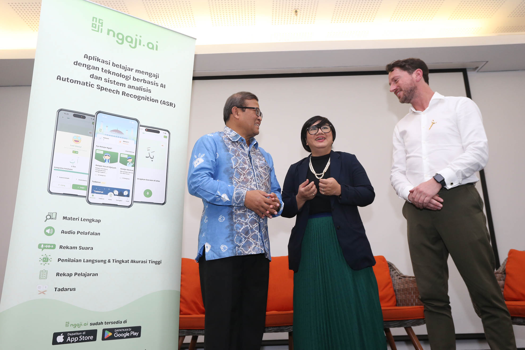 Co-founder Ngaji.AI Sutarto Hadi bersama CEO Vokal.ai Martijn Enter dan COO Vokal.ai Vanya Sunanto berbincang disela-sela peluncuran aplikasi Ngaji.AI di Jakarta, Selasa 5 Maret 2024. Foto : Panji Asmoro/TrenAsia