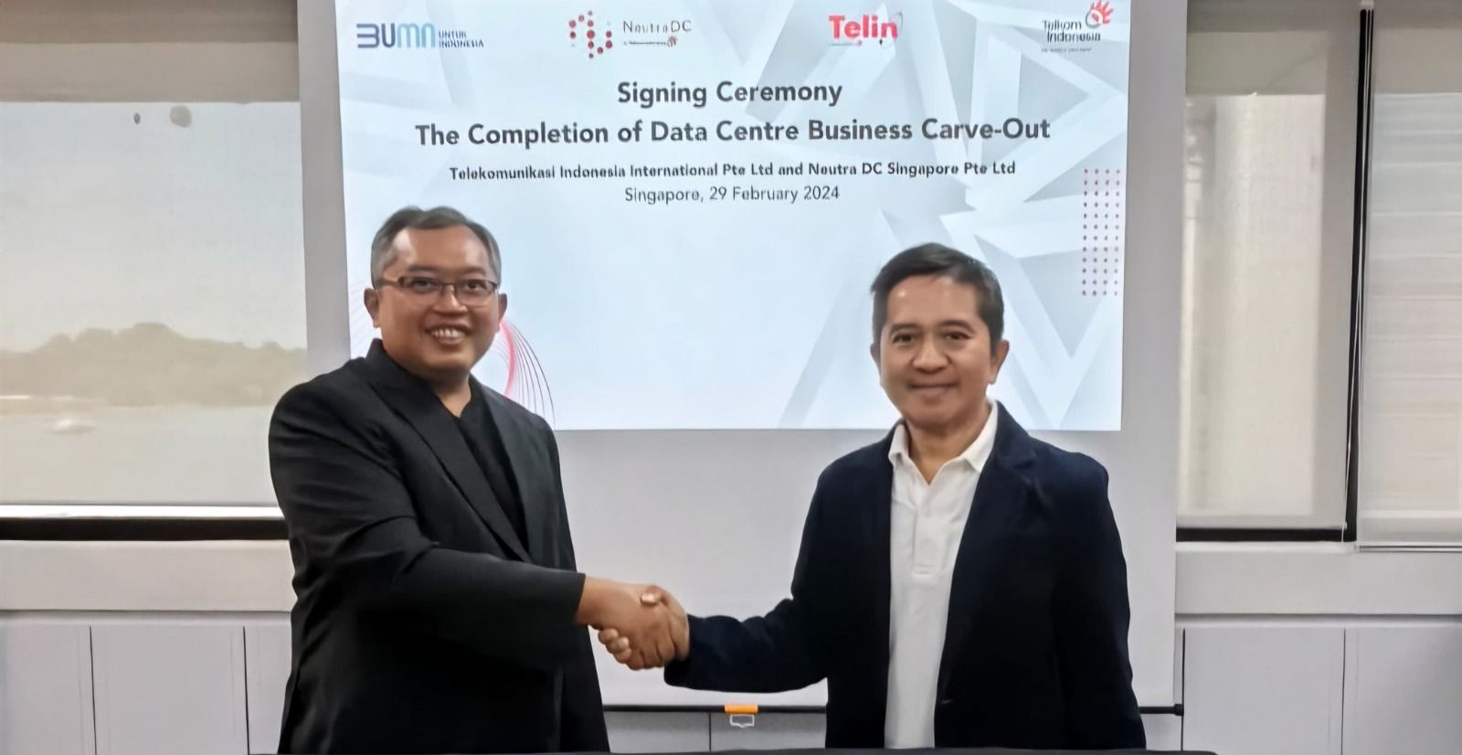 CEO NeutraDC Singapore Sendang Praptomo (kiri) bersama CEO Telin Singapore, Indarto usai penyelesaian proses konsolidasi bisnis data center yang sebelumnya dikelola Telin
