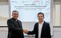 CEO NeutraDC Singapore Sendang Praptomo (kiri) bersama CEO Telin Singapore, Indarto usai penyelesaian proses konsolidasi bisnis data center yang sebelumnya dikelola Telin