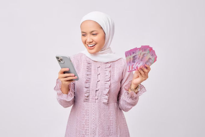 Ilustrasi wanita memegang uang dan ponsel. (Freepik/bangunstock_productions)