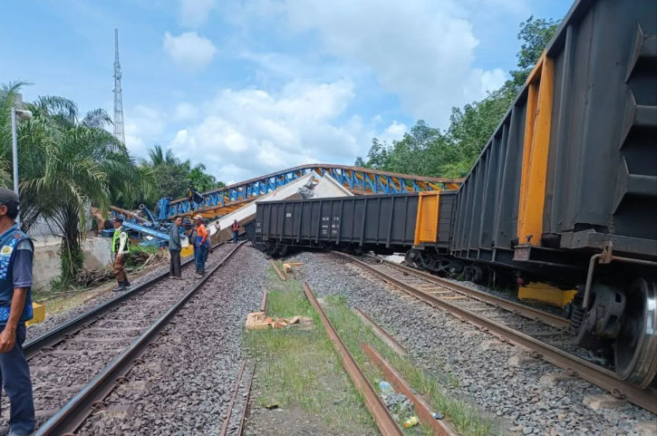 Kereta yang tertimpa besi proyek pembangunan jalan layang - Penanggiran Kabupaten Muara Enim. (Dok: ANTARA/HO)