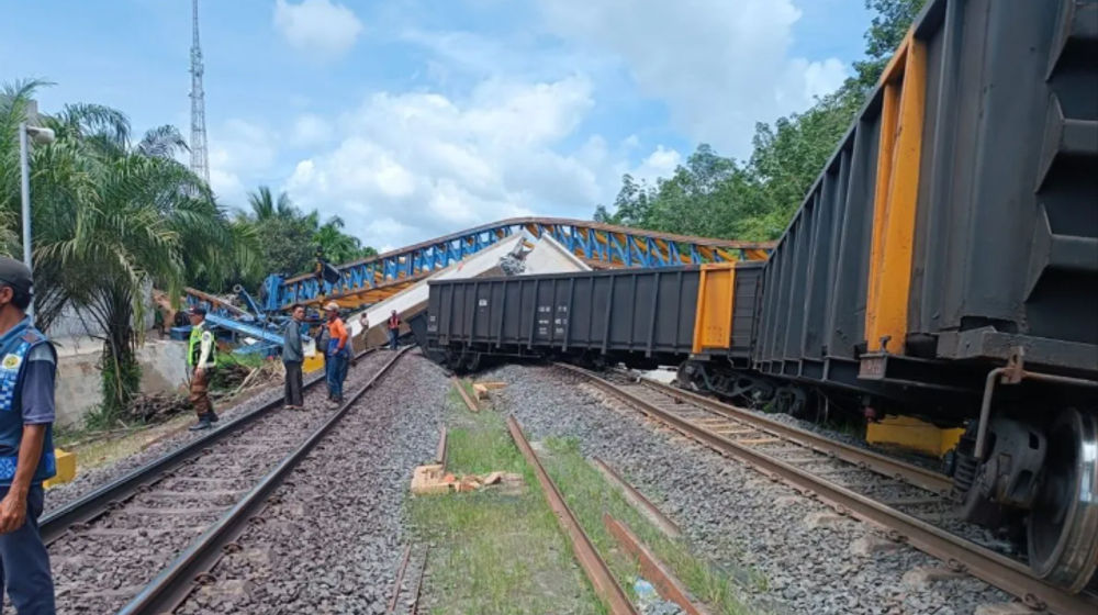 Kereta yang tertimpa besi proyek pembangunan jalan layang - Penanggiran Kabupaten Muara Enim.
