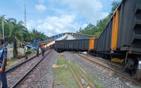 Kereta yang tertimpa besi proyek pembangunan jalan layang - Penanggiran Kabupaten Muara Enim.
