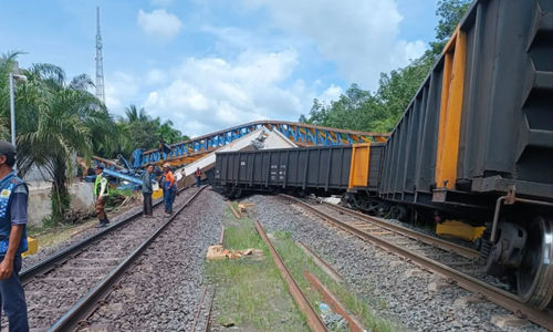 Kereta yang tertimpa besi proyek pembangunan jalan layang - Penanggiran Kabupaten Muara Enim. (Dok: ANTARA/HO)