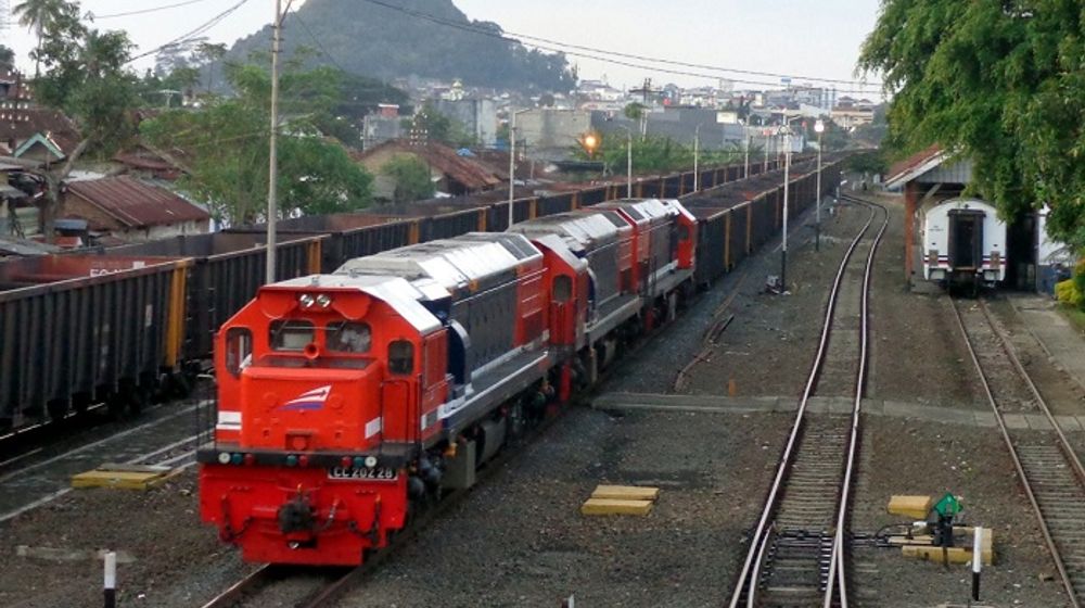 KA Babaranjang dilihat dari atas. Pada kesempatan kali ini rangkaiannya ditarik tiga lokomotif CC202.jpeg