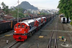 KA Babaranjang dilihat dari atas. Pada kesempatan kali ini rangkaiannya ditarik tiga lokomotif CC202.jpeg