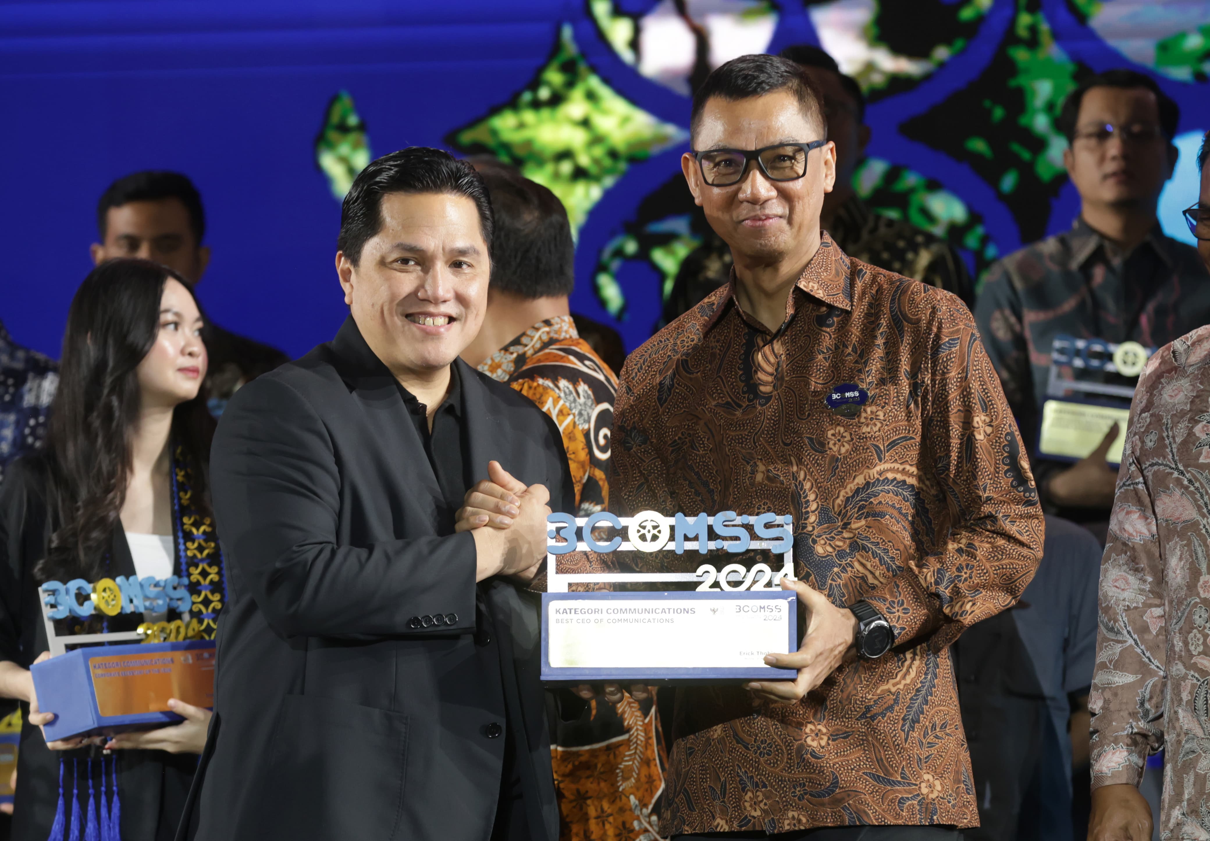 Direktur Utama PT PLN (Persero) Darmawan Prasodjo menerima penghargaan Best CEO Communications dari Menteri Badan Usaha Milik Negara (BUMN) Erick Thohir di ajang BUMN Corporate Communications and Sustainability Summit (BCOMSS) 2024 pada Kamis, 7 Maret 2024.