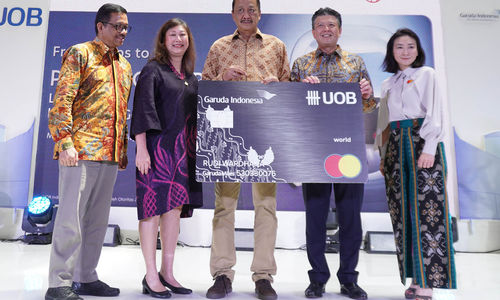 President Director UOB Indonesia Hendra Gunawan (kedua kanan), President and CEO Garuda Indonesia Irfan Setiaputra (tengah), President Director Mastercard Indonesia Aileen Chew Goh (Kanan), Director of Service and Commercial Garuda Indonesia Ade R Susardi (kiri), dan Head of Consumer Banking UOB Indonesia Cristina Teh Tan (kedua kiri) meresmikan peluncuran Garuda Indonesia UOB Credit Card di Gandaria City, Jakarta, pada Jumat 8 Maret 2024. Foto : Panji Asmoro/TrenAsia                               