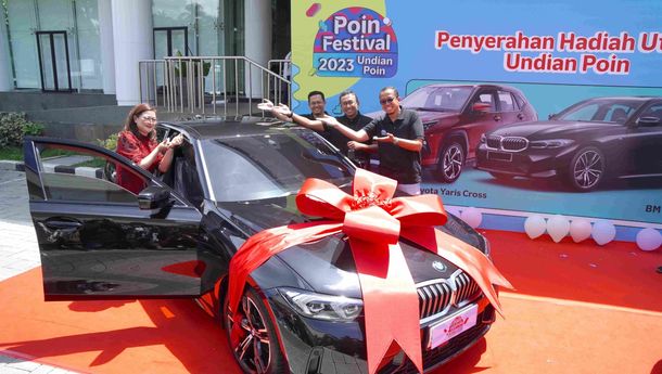 20 Tahun Jadi Pelanggan Setia Telkomsel, Ibu Rumah Tangga Menang Mobil Mewah BMW Program Undian Poin Festival 2023