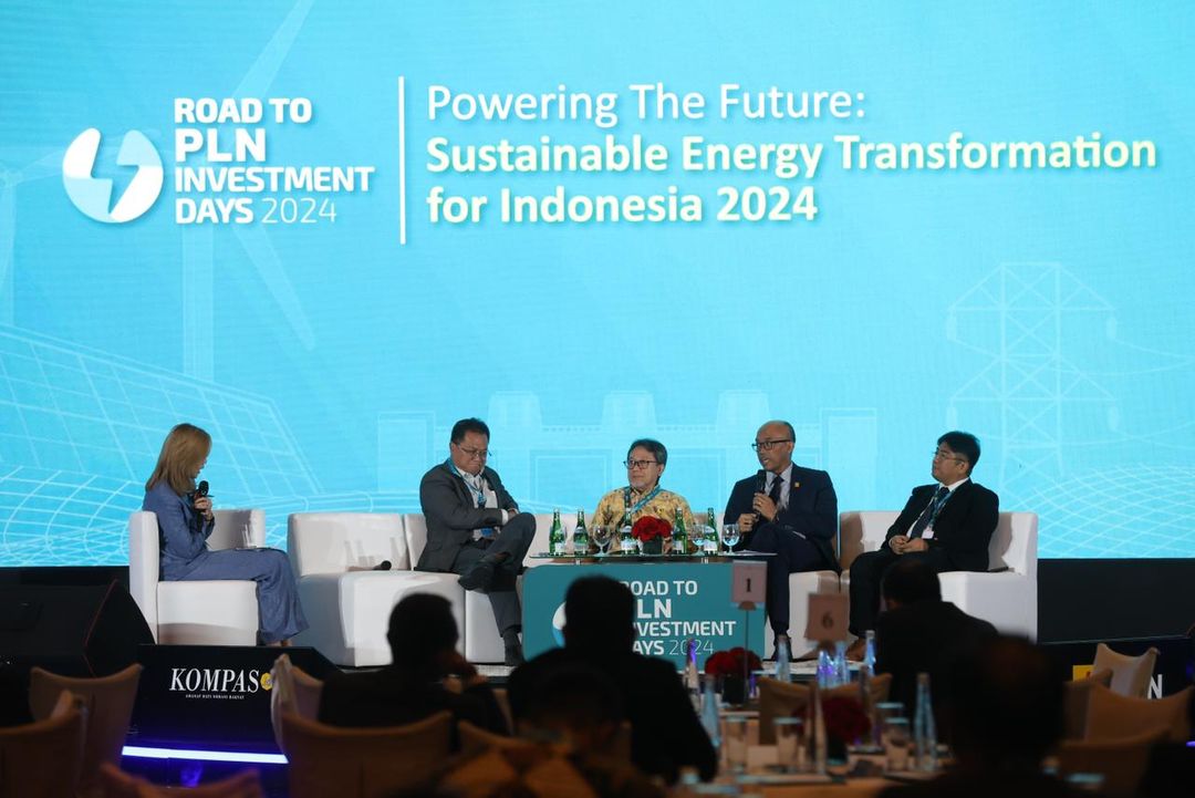 Direktur Transmisi dan Perencanaan Sistem PLN Evy Haryadi (kedua kanan) saat menyampaikan upaya dan inovasi transisi energi yang dilakukan PLN pada diskusi Road to PLN Investment Days 2024 bertema “Powering the Future: Sustainable Energy Transformation for Indonesia 2024”. Hadir dalam diskusi Executive Director CSIS Yose Rizal Damuri (kedua kiri), Direktur Pembinaan Program Ketenagalistrikan Kementerian Energi dan Sumber Daya Mineral Republik Indonesia Wanhar (tengah), dan Akademik Pusat Studi Energi Universitas Gajah Mada Deendarlianto (kanan).