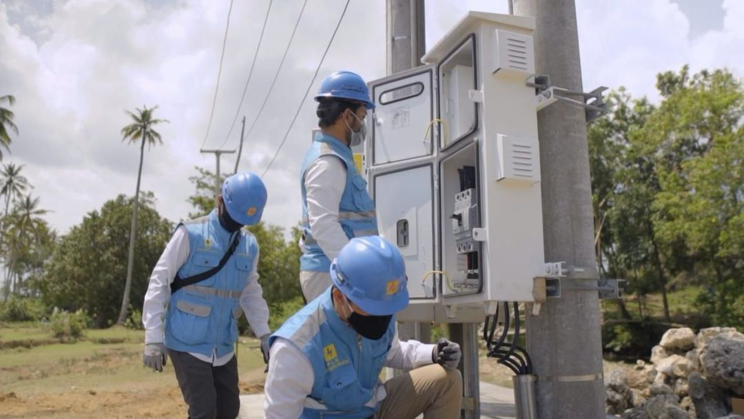 Petugas PLN melakukan pengecekan gardu listrik sebelum melakukan proses Penyambungan Baru (PB) hingga Perubahan Daya (PD) pelanggan untuk memastikan keamanan dan keandalan sistem kelistrikan.