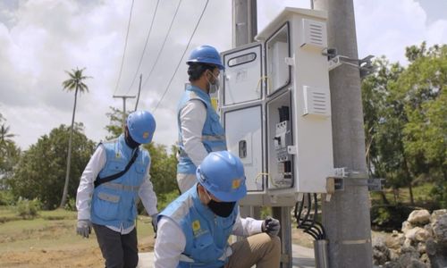 Petugas PLN melakukan pengecekan gardu listrik sebelum melakukan proses Penyambungan Baru (PB) hingga Perubahan Daya (PD) pelanggan untuk memastikan keamanan dan keandalan sistem kelistrikan.