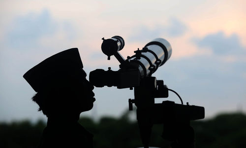 Anggota tim dari Lembaga Falakiyah Pengurus Wilayah Nahdlatul Ulama DKI Jakarta mengamati hilal di Masjid Hasyim Asyari, Jakarta Barat, Minggu 10 Maret 2024. Pemerintah menetapkan 1 Ramadhan 1445 Hijriah jatuh pada Selasa 12 Maret 2024. Foto : Panji Asmoro/TrenAsia 