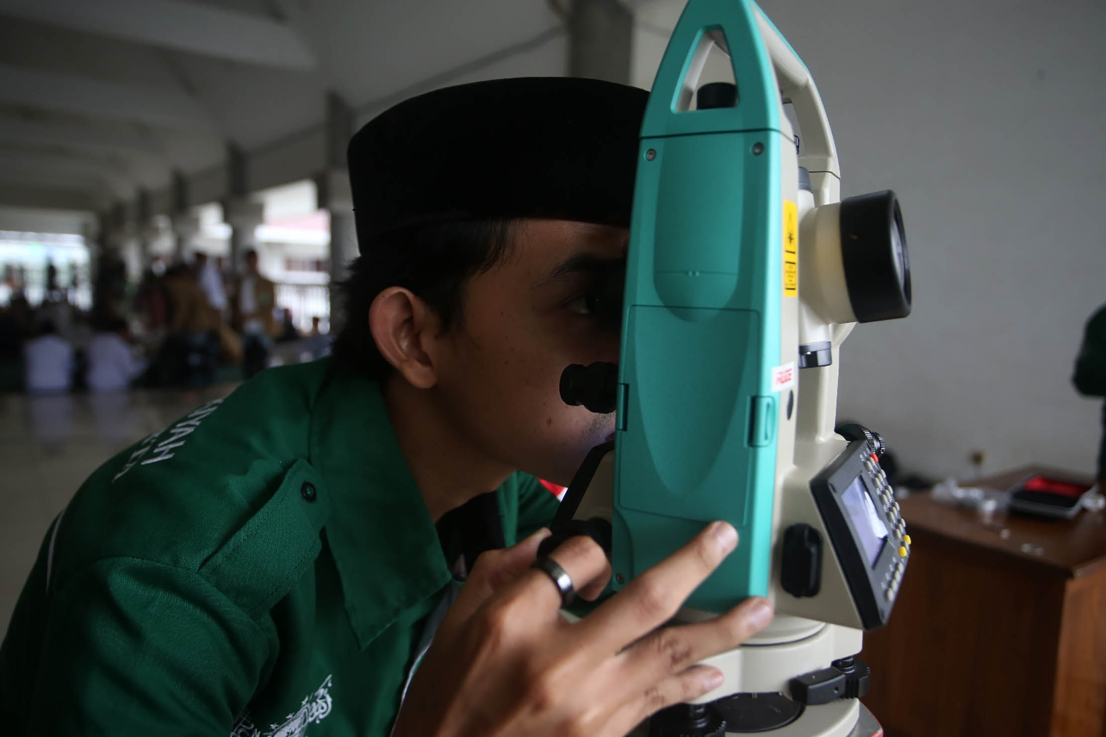 Anggota tim dari Lembaga Falakiyah Pengurus Wilayah Nahdlatul Ulama DKI Jakarta mengamati hilal di Masjid Hasyim Asyari, Jakarta Barat, Minggu 10 Maret 2024. Pemerintah menetapkan 1 Ramadhan 1445 Hijriah jatuh pada Selasa 12 Maret 2024. Foto : Panji Asmoro/TrenAsia 