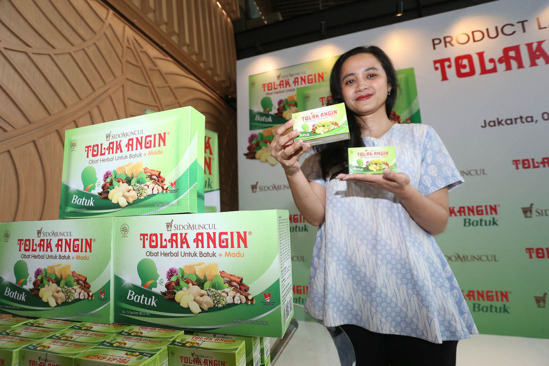 PT Industri Jamu Dan Farmasi Sido Muncul Tbk meluncurkan produk terbaru Tolak Angin Batuk. Produk ini akan menambah varian dari produk Tolak Angin yang telah ada dan  dikenal oleh masyarakat luas yaitu Tolak Angin Cair, Tolak Angin Bebas Gula,Tolak Angin Flu, Tolak Angin Anak, Tolak Angin care, Permen Tolak Angin, Permen Tolak Angin Bebas Gula, dan Balsam Tolak Angin. Foto : Panji Asmoro/TrenAsia