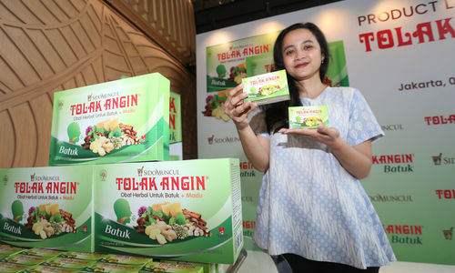 PT Industri Jamu Dan Farmasi Sido Muncul Tbk meluncurkan produk terbaru Tolak Angin Batuk. Produk ini akan menambah varian dari produk Tolak Angin yang telah ada dan  dikenal oleh masyarakat luas yaitu Tolak Angin Cair, Tolak Angin Bebas Gula,Tolak Angin Flu, Tolak Angin Anak, Tolak Angin care, Permen Tolak Angin, Permen Tolak Angin Bebas Gula, dan Balsam Tolak Angin. Foto : Panji Asmoro/TrenAsia