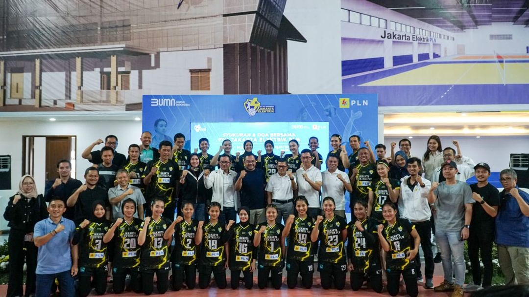 Foto bersama Manajemen PT PLN (Persero), jajaran pengurus, pelatih dan pemain tim bola voli Jakarta Elektrik PLN untuk Proliga 2024.