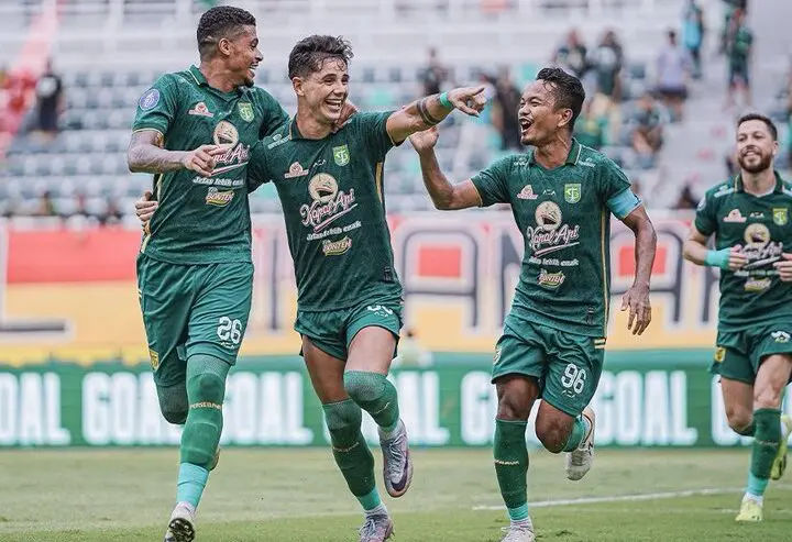 Selebrasi penyerang Persebaya Bruno Moreira bersama rekan-rekannya saat melawan PSS Sleman