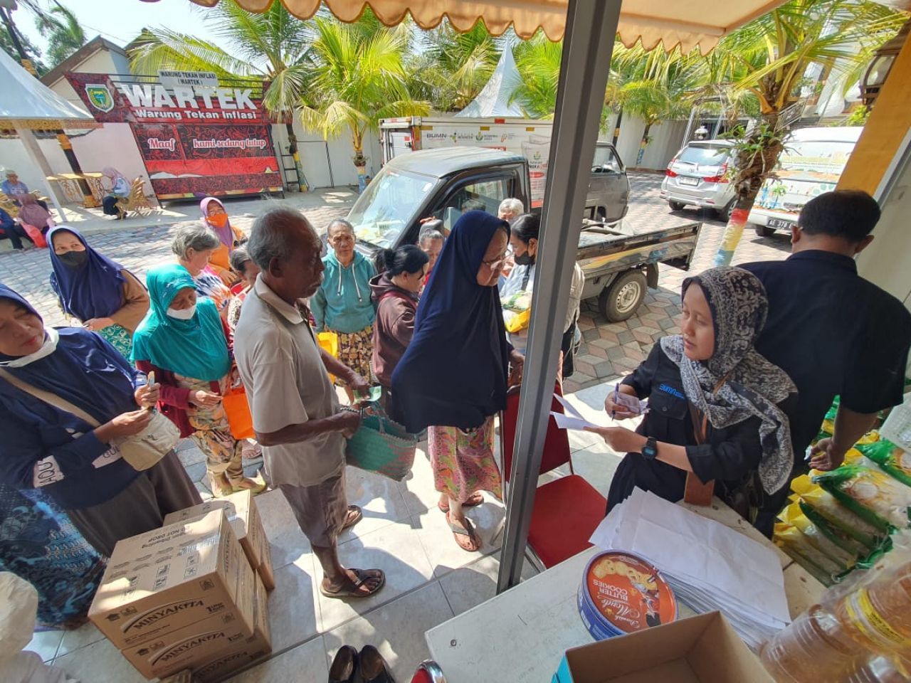 Pemerintah Kota (Pemkot) Madiun menggelar operasional warung tekan inflasi atau "wartek" . Yakni dengan keliling dengan menyasar warga di kelurahan secara bergiliran untuk menurunkan