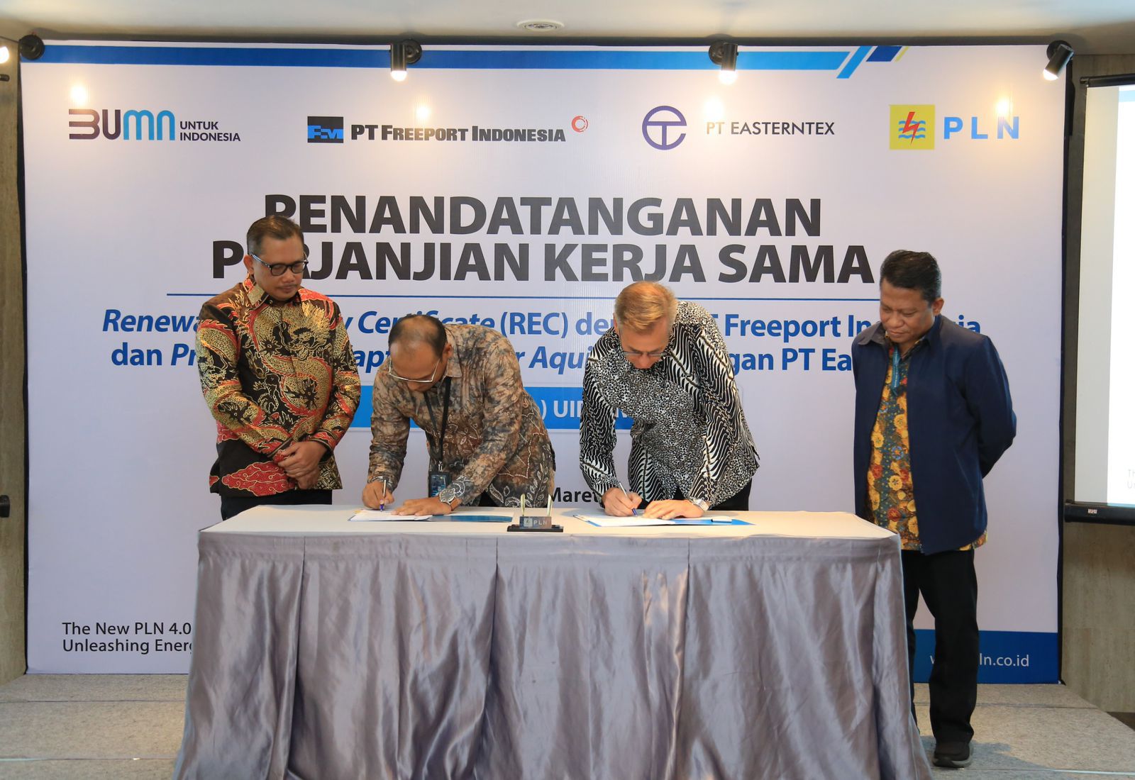 PT PLN (Persero) dan PT Freeport Indonesia (PTFI) menandatangani Perjanjian Kerja Sama (PKS) layanan Green Energy As Services REC di Surabaya, Jumat, 8 Maret 2024.