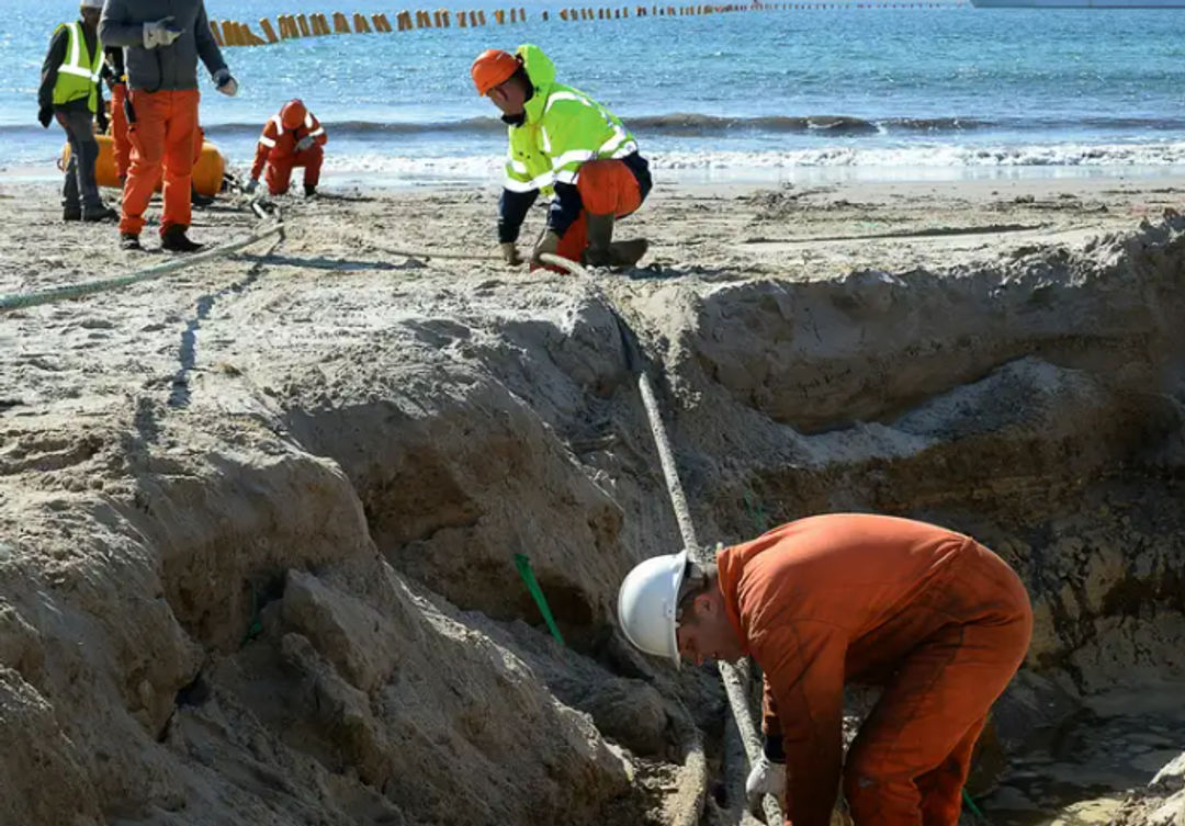 Kabel bawah laut membantu memastikan konektivitas internet super cepat di seluruh dunia. (BORIS HORVAT/AFP)