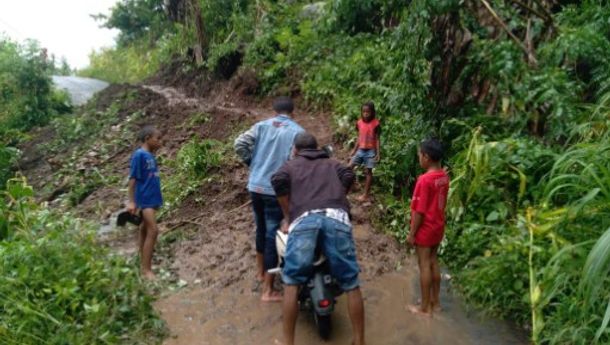 Akibat Hujan Deras Sejumlah Wilayah di Matim Ditimpa Tanah Longsor dan Terendam Banjir