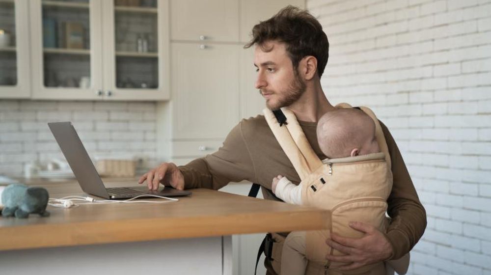 ayah-menjaga-anak-sambil-bekerja-ilustrasi-cuti-ayah-sangat_240209200321-923 (1).jpg