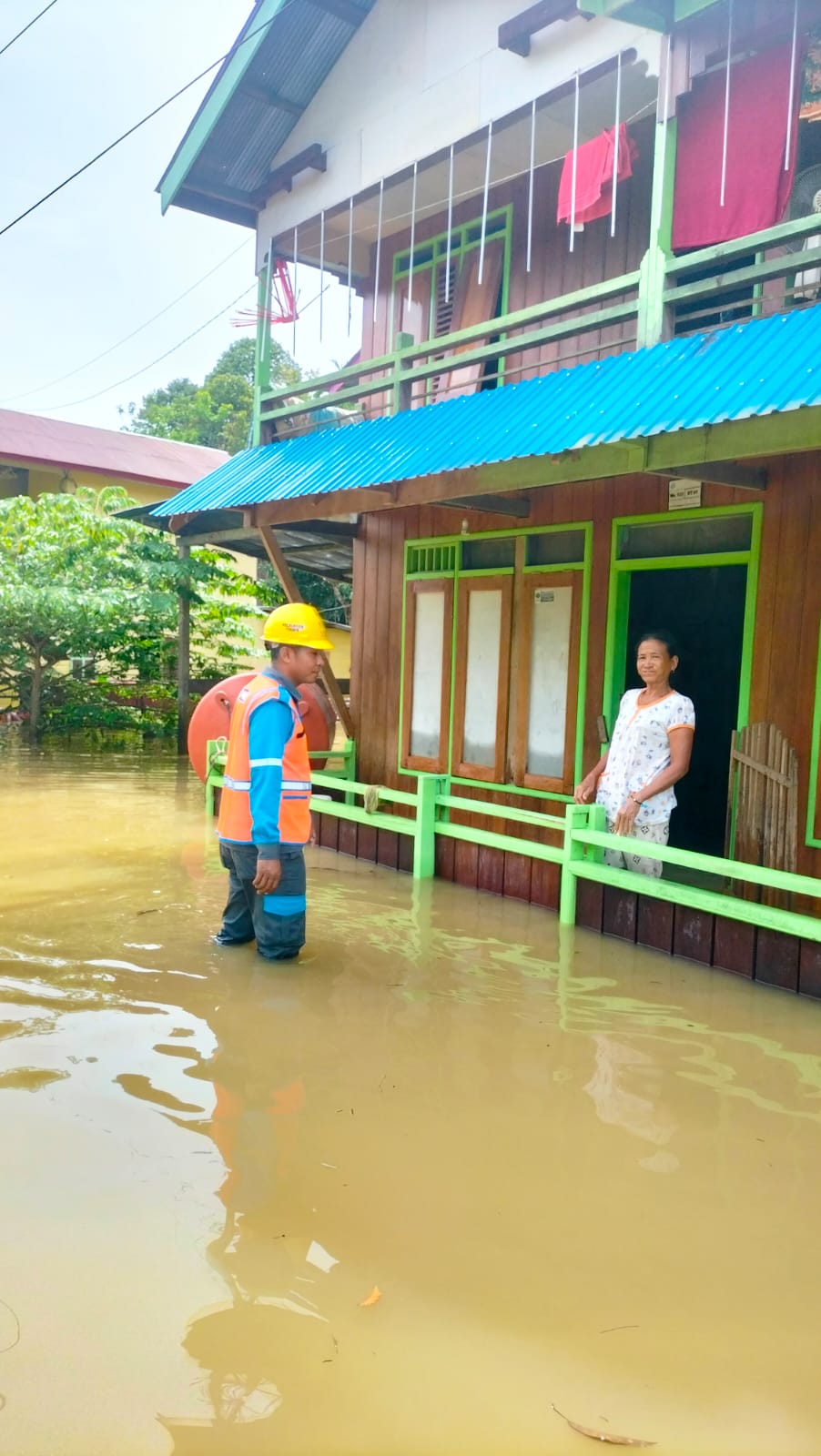 Gerak Cepat Amankan Instalasi Kelistrikan Saat Banjir, PLN Kedepankan Keselamatan Warga di Ujoh Bilang  