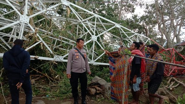 Cuaca Buruk Disertai i Angin Kencang Robohkan Tower Radio Polri di Desa RiitRower Radi